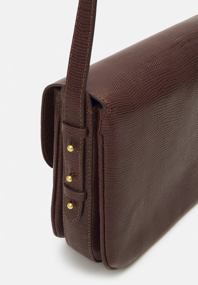 Geantă de mână din piele texturată, de culoare maro, cu un design structurat, profil subțire și o curea lungă, ajustabilă. Dispune de accesorii din metal auriu.