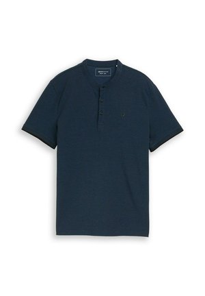 Navyblauw henley-shirt met korte mouwen, drie zwarte knopen en een klein logo op de linkerborst.