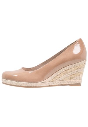 Chaussure compensée beige en cuir verni avec bout fermé et talon plateforme en jute tressé, vue de côté sur fond blanc.