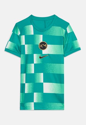 Morska krótka sportowa koszulka z jasnoniebieskim pikselowym wzorem w kratkę, okrągłym dekoltem, czarno-złotym logo KM i czarnym symbolem Nike z przodu.