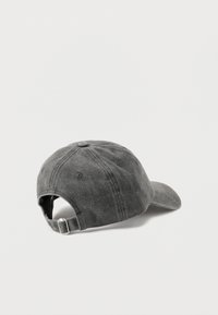 Σκούφος σκούρου γκρι χρώματος από υφαντό ύφασμα, με καμπυλωτό γείσο και ρυθμιζόμενο λουράκι στο πίσω μέρος με μεταλλικά εξαρτήματα.