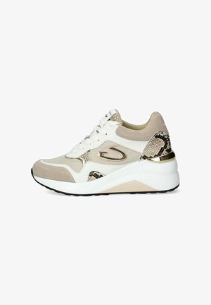Sneaker da donna con tomaia in mesh bianco e beige, dettagli in suede, motivo a serpente e una suola bianca chunky con finiture metalliche sul tallone.