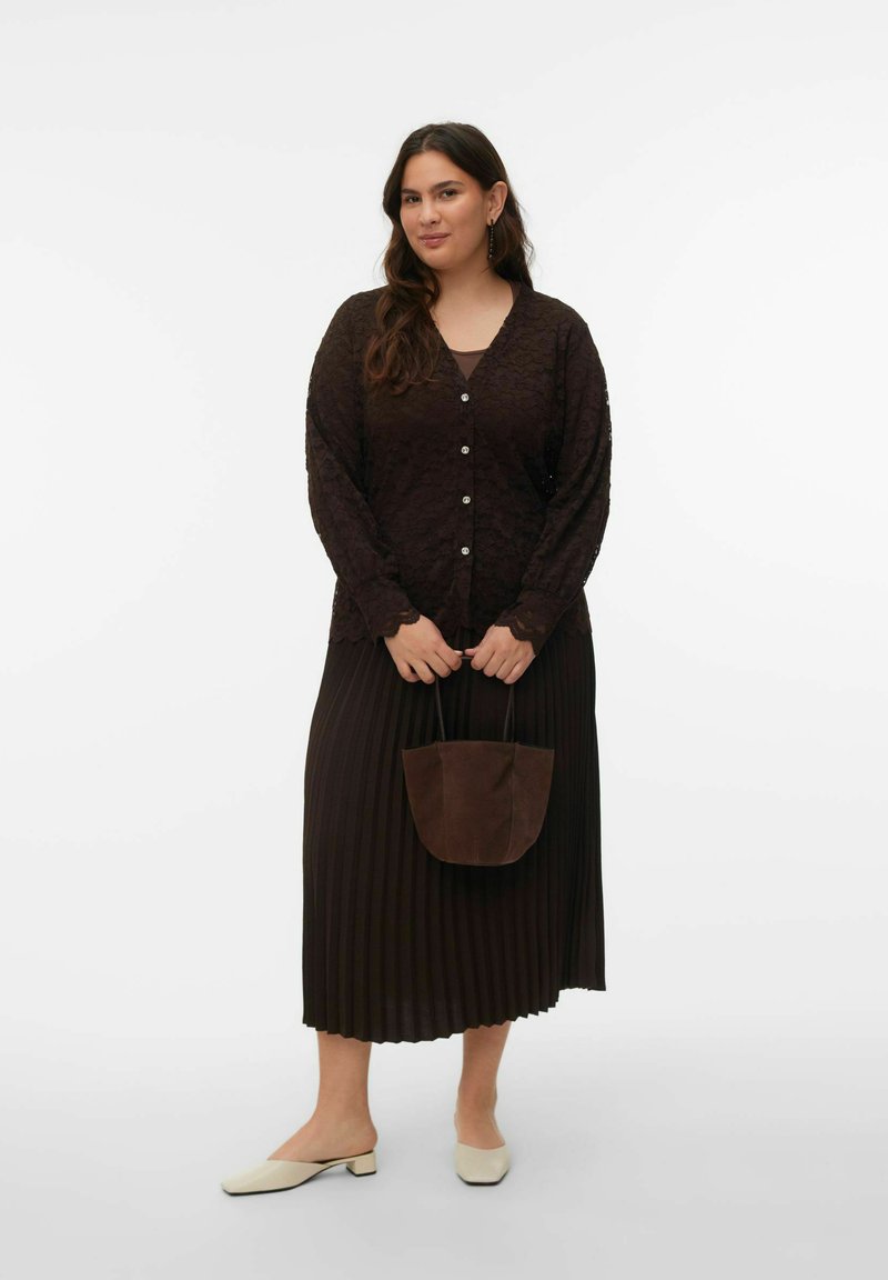 Rjav ogrinjalo iz čipke z dolgimi rokavi, zadaj z gumbi. Rjav gubani krilo, bež mule s kvadratno peto in majhna rjava torbica.