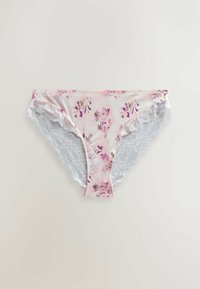 Gaismi rozā krāsas sieviešu apakšveļa ar violeta ziedu rakstu un baltu mežģīņu apmali sānos, attēlota uz vienkārša gaiša fona.