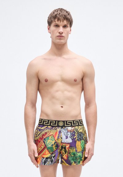Boxer colorés présentant un mélange à motifs d'accents dorés, de tons violets et rouges. Ceinture noire avec un motif de clé grecque.