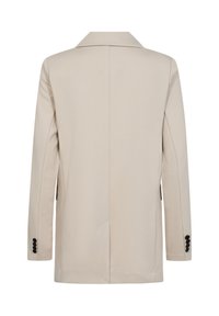 Beige blazer met een standaardkraag, lange mouwen en drie zwarte knopen op elke manchetkant. Soepele textuur, op maat gemaakt ontwerp, zonder zichtbare patronen.