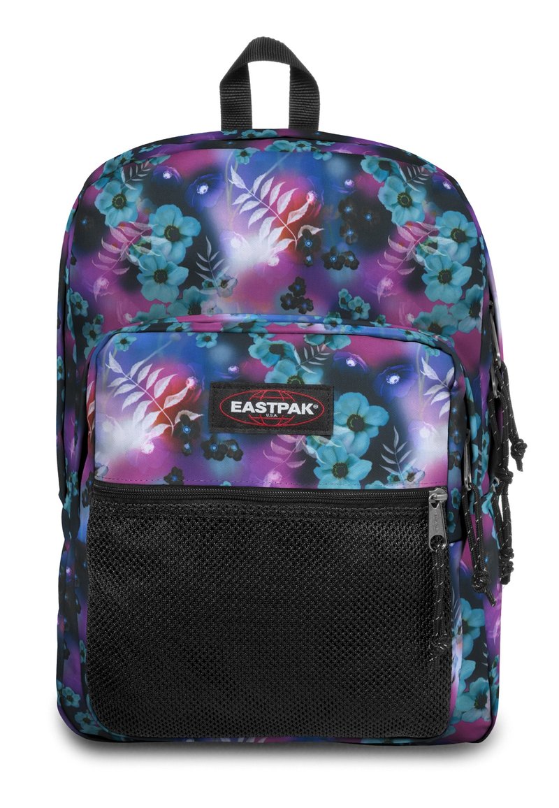 Eastpak ryggsäck i svart med blommönster; har lila, blå och gröna blommor på en svart bakgrund, inkluderar en frontficka i mesh.
