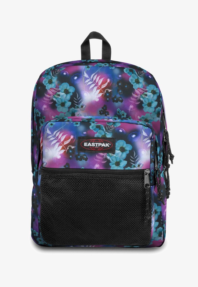 Eastpak ryggsäck i svart med blommönster; har lila, blå och gröna blommor på en svart bakgrund, inkluderar en frontficka i mesh.