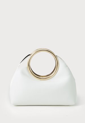 Bolsa de mão em imitação de pele branca com uma pega arredondada em metal dourado; design suave e estruturado com uma estética minimalista.