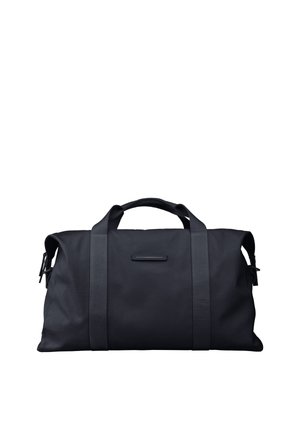 Sac de sport noir en tissu, doté de deux poignées robustes et d'une surface texturée. Comprend un détail de logo subtil sur le devant.