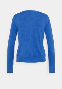 En enfärgad blå långärmad tröja med rund halsringning som visas bakifrån med ribbade ärmslut och nederkant mot en vit bakgrund.