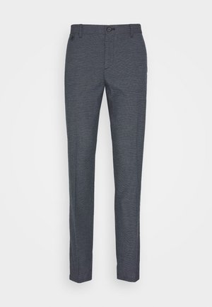 Pantaloni da uomo slim fit grigio scuro con sottile motivo a strisce verticali, chiusura con bottoni, passanti per cintura e tasche anteriori.