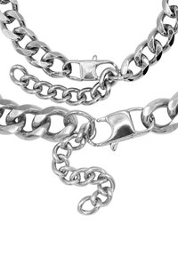 Anelli di catena in metallo argentato con design vari, caratterizzati da finiture lucide e testurizzate. Include due chiusure a gancio e un anello sciolto.