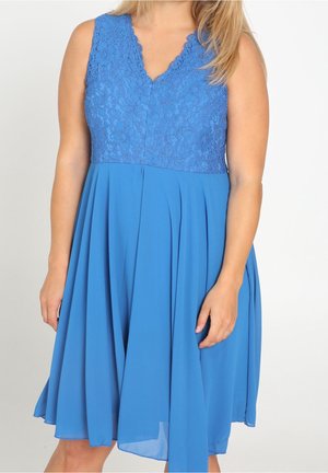 Blå kjole med en blondeoverdel, V-hals og plisseret nederdel. Stoffet har en glat tekstur, og farven er ensartet over det hele.