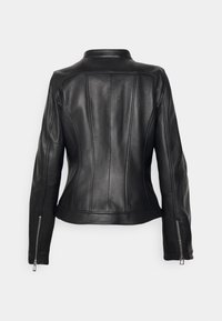 Czarna dopasowana skórzana kurtka z pionowymi przeszyciami i zamkami na mankietach obu rękawów, pokazana z tyłu na białym tle.