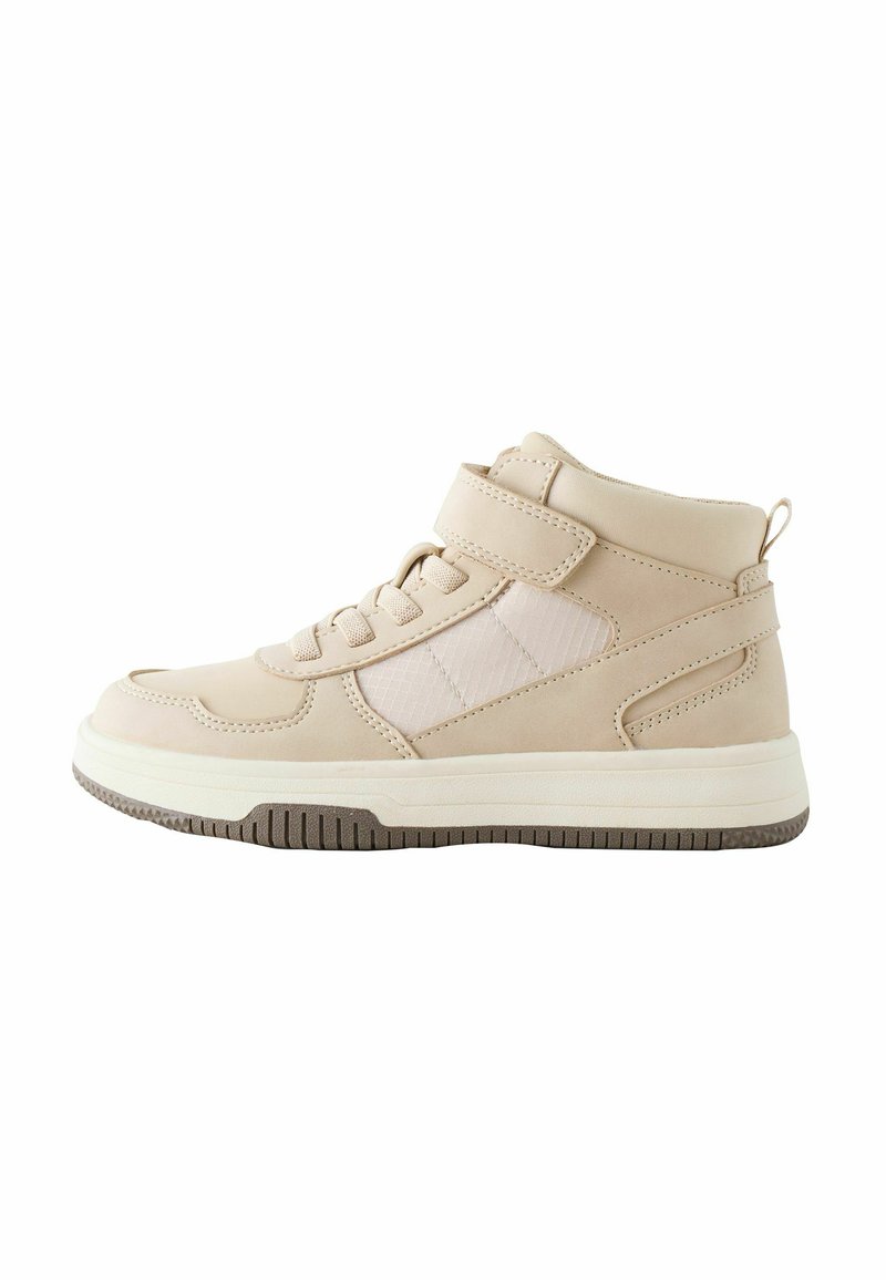 Baskets montantes beiges avec une finition en cuir lisse, des accents texturés, une bande Velcro et une semelle en caoutchouc blanc dotée d'un motif.