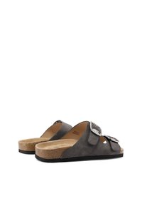 Sandali scivolati in suede grigio con suola in sughero, dotati di due cinghie regolabili e un grande cinturino in argento su ciascuna cinghia.