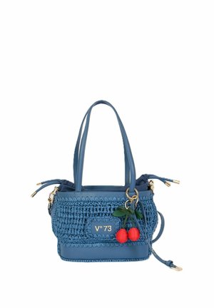 Borsa a mano intrecciata blu con rifiniture in pelle, doppi manici, chiusura dorata, logo "V°73" e ciondolo decorativo a forma di ciliegia rossa con foglie verdi.