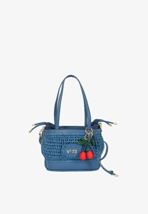 Blauwe gevlochten handtas met leren details, dubbele handvatten, gouden sluiting, "V°73"-logo en decoratieve rode kersenhanger met groene bladeren.