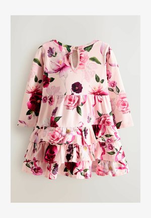 Różowa sukienka w kwiaty z długimi rękawami, z tyłem w kształcie dziurki i warstwowymi falbanami. Wzór przedstawia różne róże i liście w odcieniach purpury i zieleni.