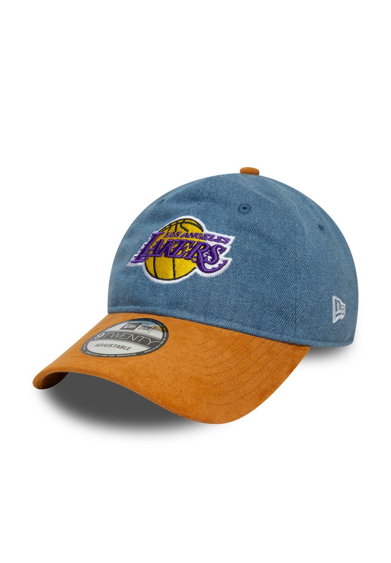 Casquette en denim avec une visière en cuir suédé marron, ornée d'un logo brodé en violet et jaune des Los Angeles Lakers à l'avant.