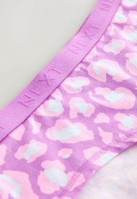 Mutande di cotone viola con un motivo a stampa leopardata rosa e azzurro chiaro. L'elastico presenta un marchio in rilievo e una texture morbida.