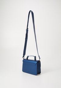 Blå taske i imiteret læder med en struktureret form, aftagelig skulderrem og øverste hank. Har en glat tekstur og et minimalistisk design.