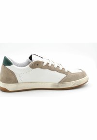 Baskets en cuir blanc avec des accents en daim marron clair, bout rond, design à lacets plats, capuchon de talon vert et semelle en caoutchouc texturée.