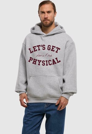 Felpa grigia con cappuccio, con testo bordeaux che recita "LET'S GET PHYSICAL Fitness Club" sulla parte anteriore. Include una tasca a marsupio.