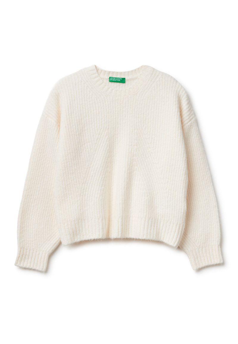 Bílý pletený svetr s kulatým výstřihem, žebrovanými manžetami a lemem a strukturovaným vzorem. Vnitřní část výstřihu má zelenou etiketu.