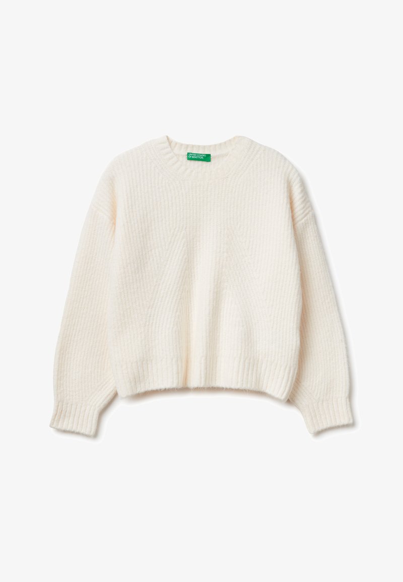 Bílý pletený svetr s kulatým výstřihem, žebrovanými manžetami a lemem a strukturovaným vzorem. Vnitřní část výstřihu má zelenou etiketu.