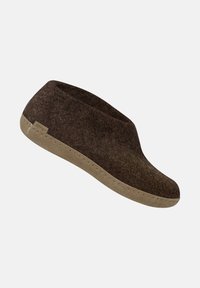 Pantofole in feltro marrone con punta arrotondata, suola beige e texture morbida. Presenta un design minimale senza hardware o pattern visibili.