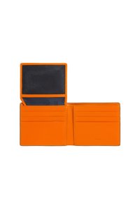 Portafoglio in pelle arancione, con interno a scomparti neri per carte, numerosi slot per carte, texture liscia e design minimalista.