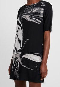Desigual Vapaa-ajan mekko - black