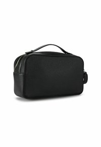 Zwarte rechthoekige cosmetische tas van textuurmateriaal, met ritssluiting, een bovenhandvat en een zijvak voor compacte opslag.