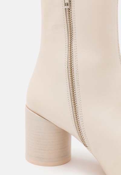 MM6 Maison Margiela BOOT - Klassikalised poolsaapad - sandshell