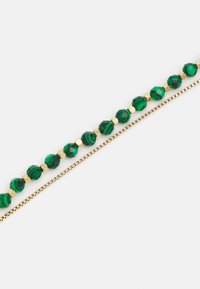 Malachit-Perlenarmband mit grün-schwarzen gestreiften Steinen, abwechselnd mit goldfarbenen Metallakzenten und einem dünnen Kettenlink-Design.