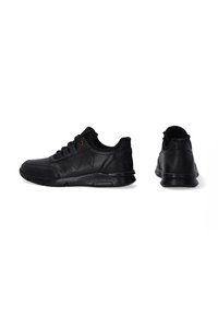Schwarze Leder-Sneaker mit glatter Oberfläche, niedrigen Profil, runder Zehenpartie und rotem Akzent an den Schnürsenkeln. Profilierte Sohle für besseren Grip.