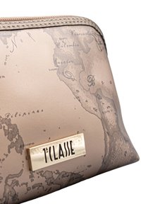 Borsetta sintetica marrone con motivo a mappa. Presenta una targhetta con logo color oro e chiusura con cerniera. Superficie testurizzata con dettagli geografici precisi.