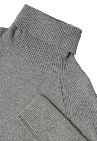 Pull à col roulé gris en tricot doux, avec une texture côtelée au niveau du col et des poignets, et un design à coupe décontractée.