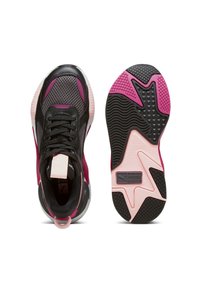 Chaussures de sport noires et roses avec une tige en mesh, un col rembourré et une semelle extérieure en caoutchouc texturée présentant un motif d'adhérence prononcé.