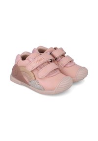 Zapatos infantiles rosas con dos correas de velcro, presentan un acabado brillante, suelas de goma y un diseño ligeramente curvado con acentos en tonos pastel.