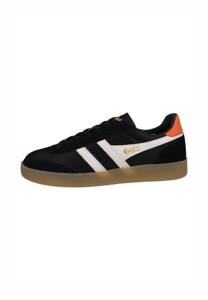 Schwarzer Sneaker mit weißen Streifen, orangefarbenem Fersenakzent, Gummisohle und goldenem "Gola"-Logo an der Seite, seitlich dargestellt.