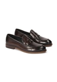 Leren brown loafers hebben een ronde neus, een gestikte voorkant en een lage, gestapelde hak. De bovenkant bevat een decoratieve band over de wreef.