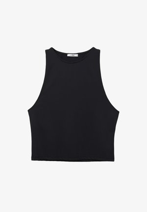 Čierny skrátený tielko, vyrobené z rebrovanej tkaniny, má široké armholes a okrúhly výstrih. Žiadne viditeľné vzory alebo hardvérové detaily.