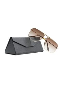 Occhiali da sole aviator con tonalità marrone e montatura dorata appoggiati su un astuccio pieghevole triangolare nero a texture.