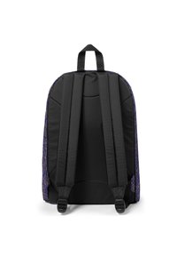 Mochila negra con correas acolchadas, que presenta un lado con un patrón púrpura. Textura suave, forma estándar, costuras reforzadas y asa superior para llevar.