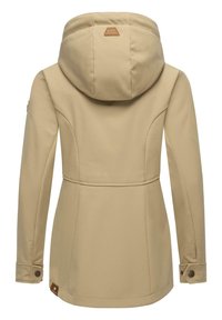 Smėlio spalvos softshell striukė su kapišonu, turinti išlenktą apatinį kraštą, pritaikytą siluetą ir sagų rankogalius. Papuošta odiniu logotipo ženkleliu ant nugaros.