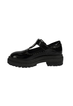 Zwarte laklederen schoen met T-band ontwerp, rubberen zool en decoratieve studs langs de bovenrand. Dikke loopzool voor grip.