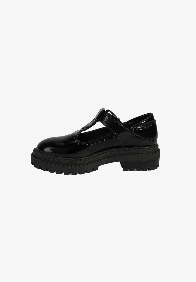 Zwarte laklederen schoen met T-band ontwerp, rubberen zool en decoratieve studs langs de bovenrand. Dikke loopzool voor grip.